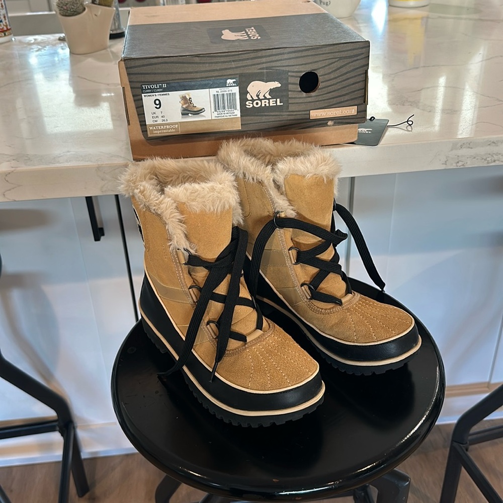 Sorel Tivoli II boots in camel/curry size 9 worn once